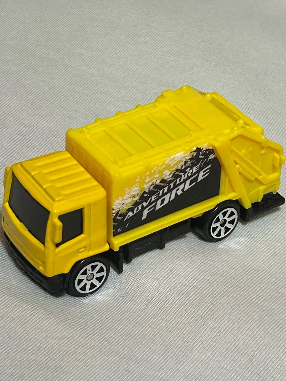 Maisto Adventure Force Yellow Garbage Truck Diecast 1:64 Scale